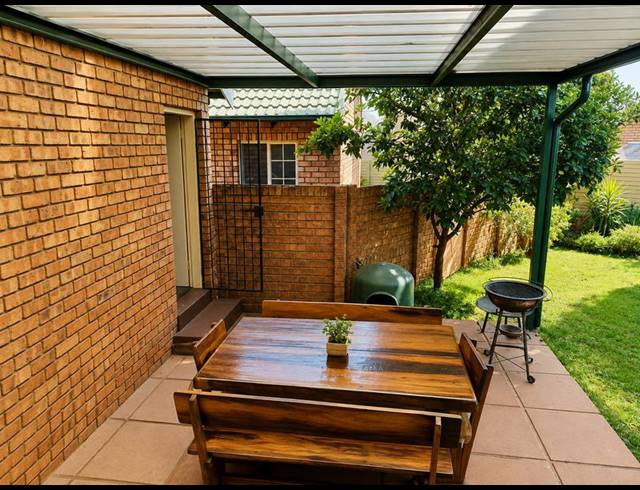2 BEDROOM TOWNHOUSE FOR SALE IN ROOIHUISKRAAL NORTH